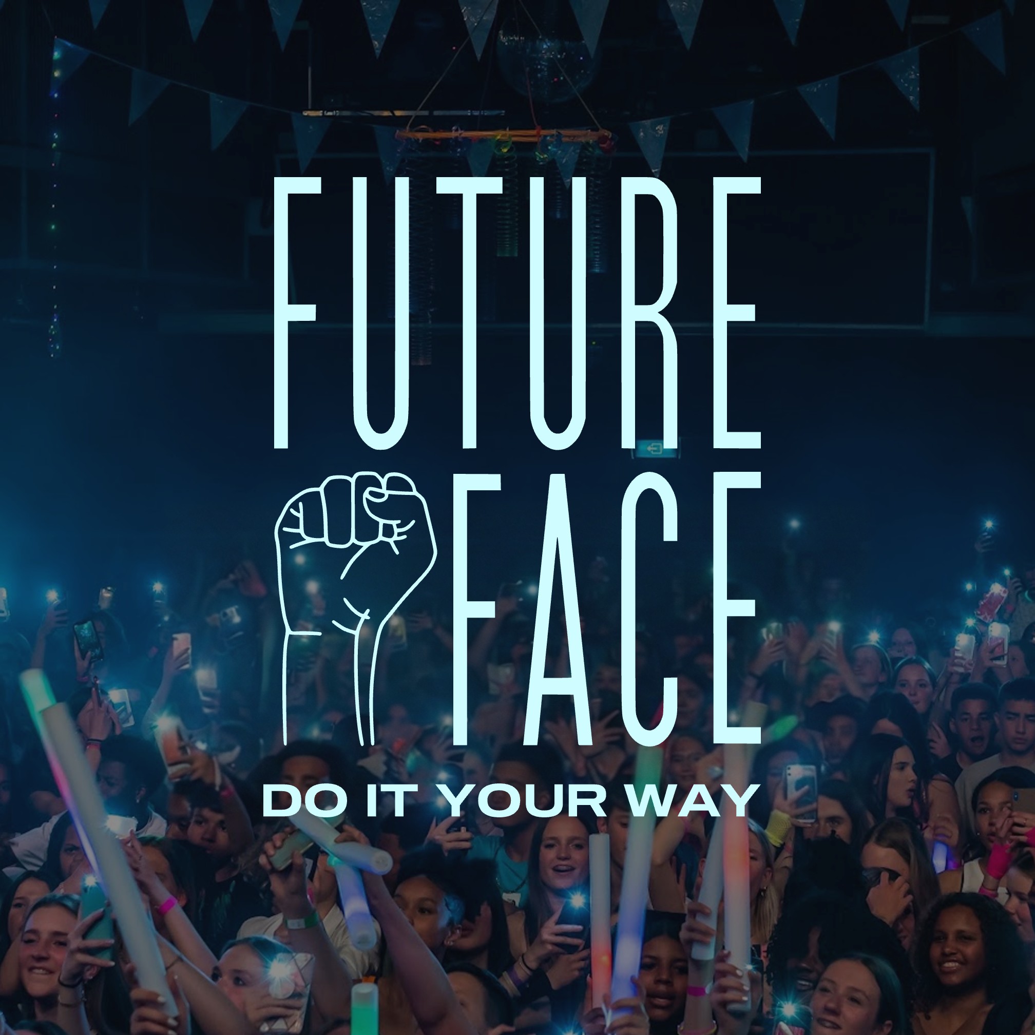 Het logo van Stichting Future Face, met op de achtergrond eventzaal vol jongeren.